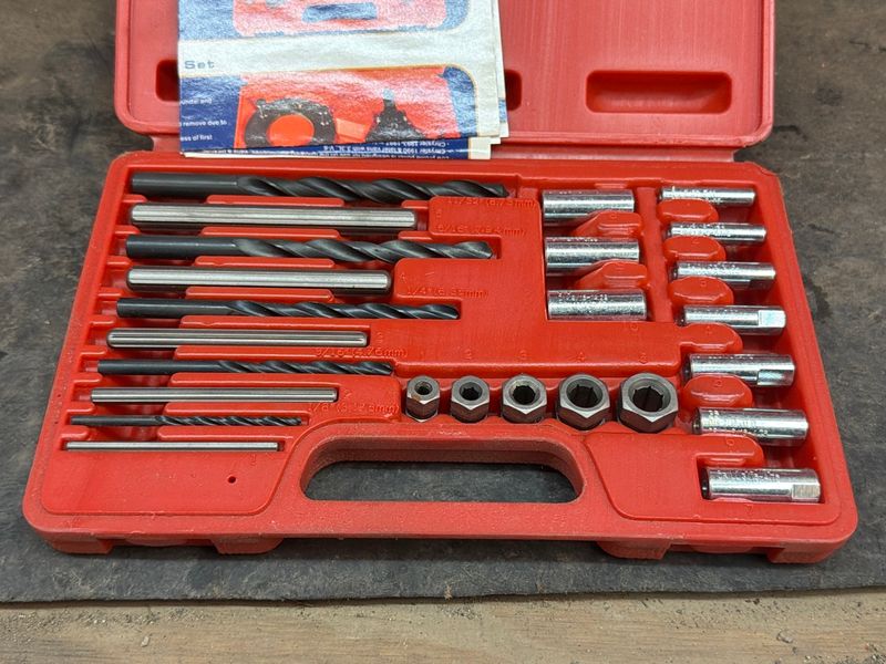 Astro Pneumatic 9447 25-Piece Screw Extractor/Drill & Guide Set - Image 1