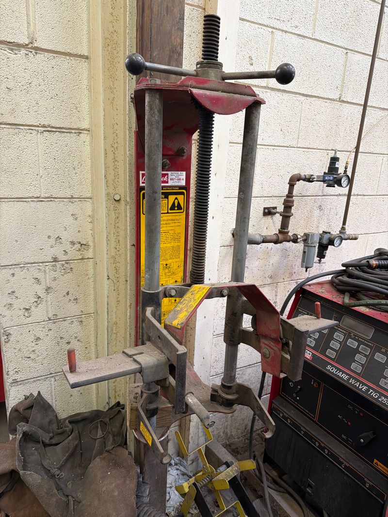 Strut spring compressor - Image 1