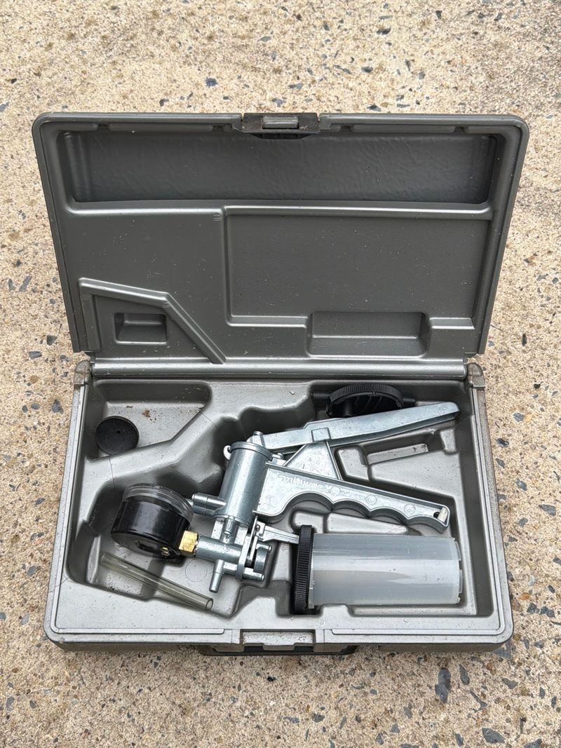 Hand Vacuum Pump - Image 1