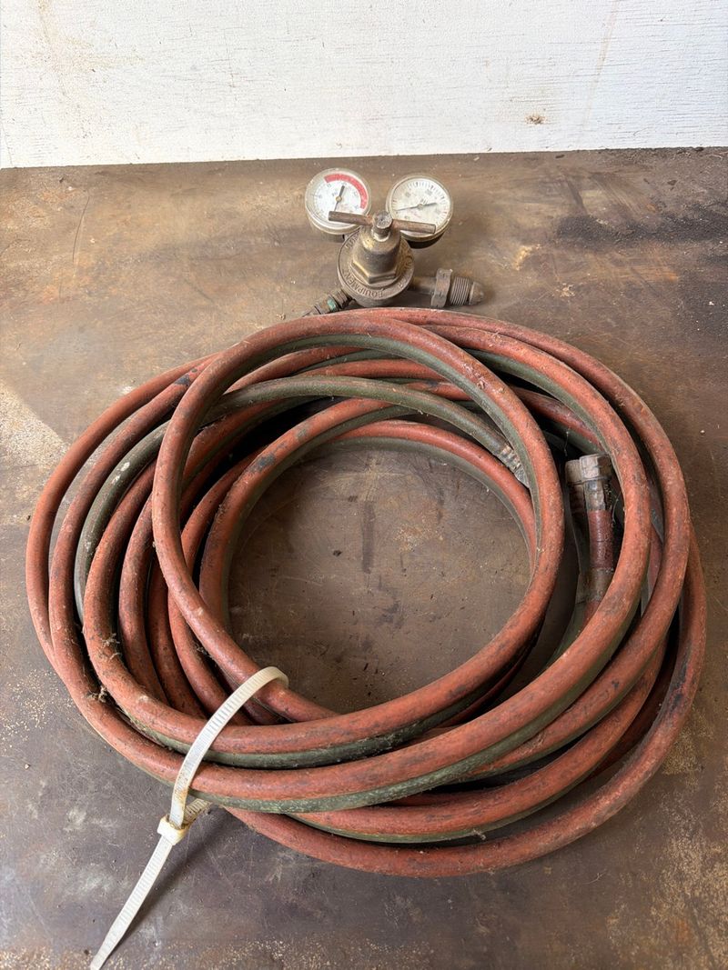 Dual-Line Hose, Pressure regulator and Gauges - Image 1