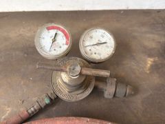 Dual-Line Hose, Pressure regulator and Gauges - Image 2