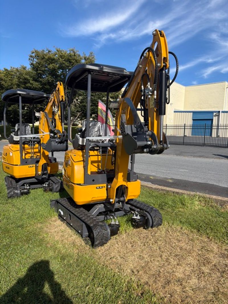 QK20R Mini Excavator Hydraulic Thumb - Image 1