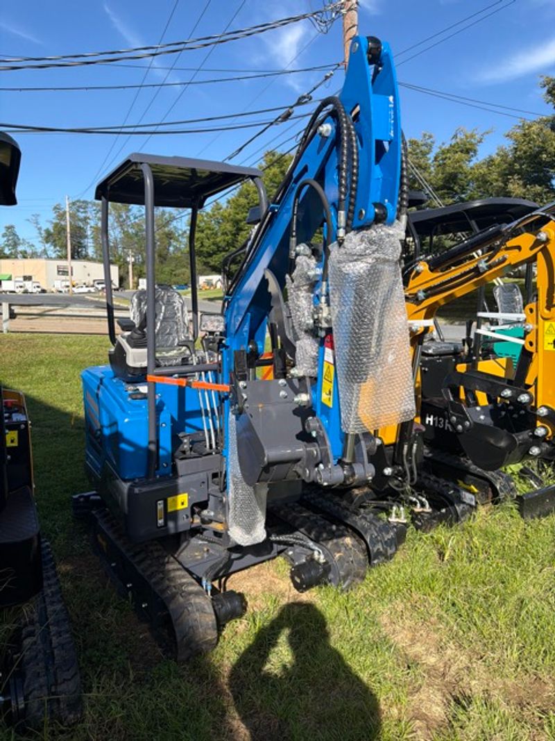 DM20YM Diesel Mini Excavator Hydraulic Thumb - Image 1