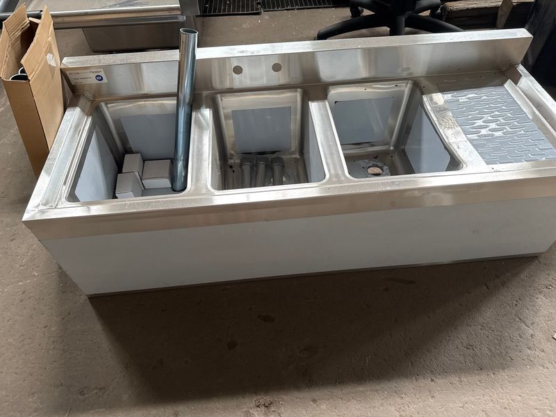 Still in box. 48� 3 compartment underbar sink with left drain board - Image 1