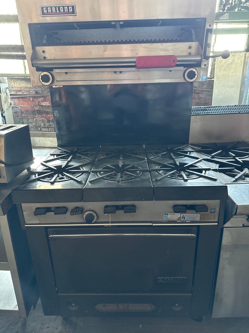 6 burner range with salamander - Image 1