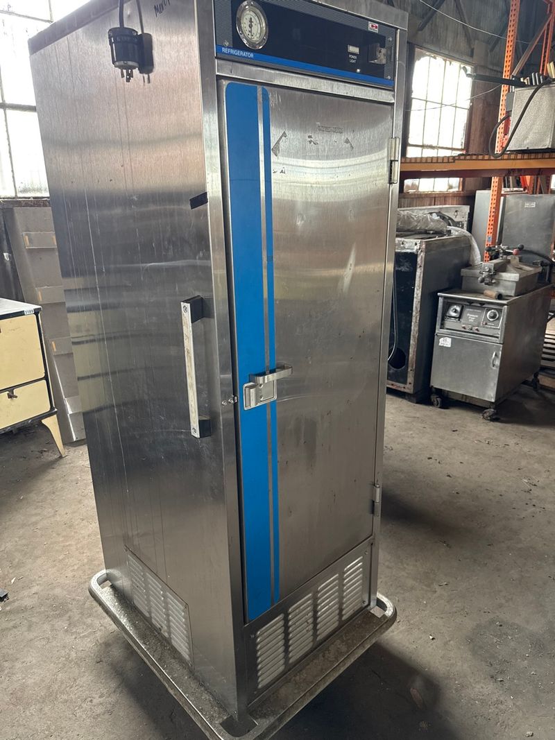 Mobile refrigerated insulated cabinet - Image 1
