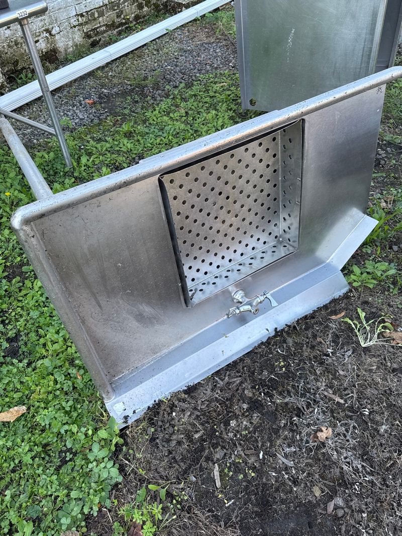 Soil dish table - Image 1