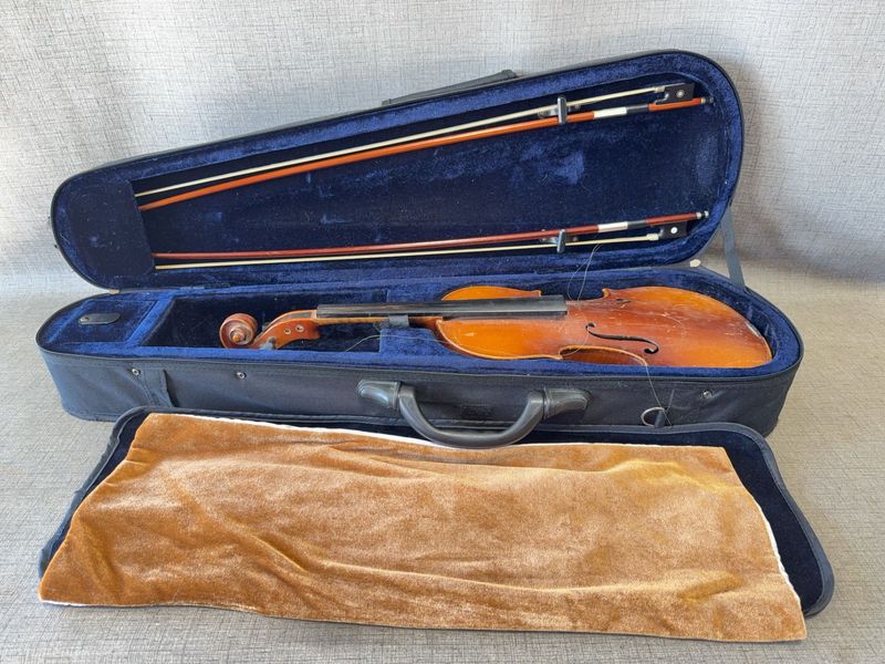 Acoustic Violin with Giuliani and H. Luger Bows in Hard Case - Image 1