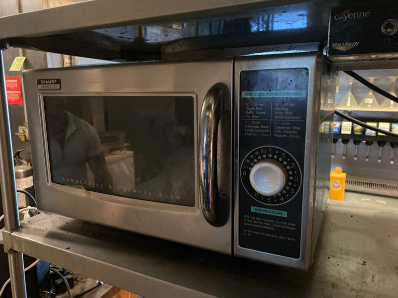 Commercial Microwave Oven, 1000W - Image 1