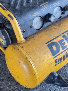 Dewalt Electric 4 Gal Hand Carry Air Compressor - Image 3