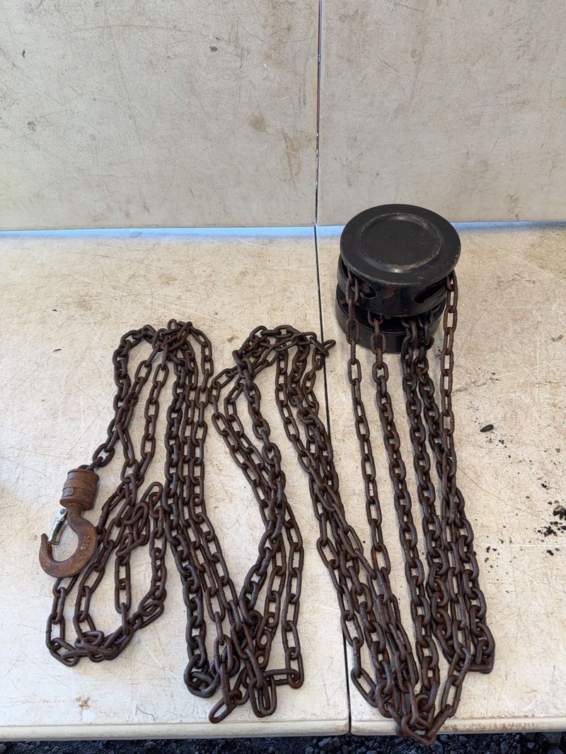 Chain Hoist 1/2 Ton 10 Ft Lift Capacity - Image 1