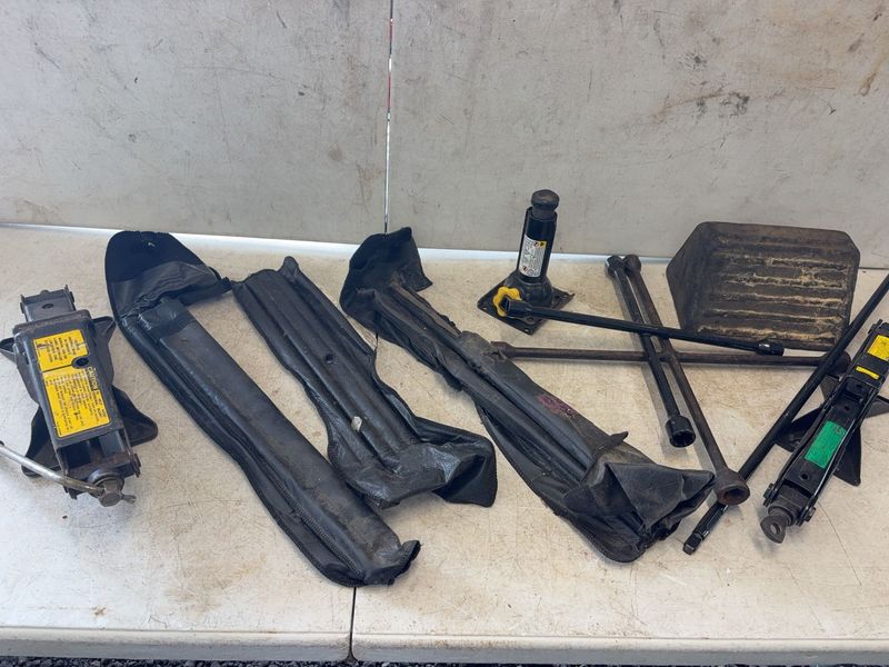 Car Jacks and Tire Tools - Image 1