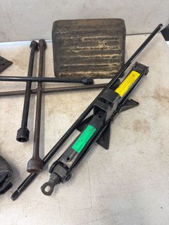 Car Jacks and Tire Tools - Image 5