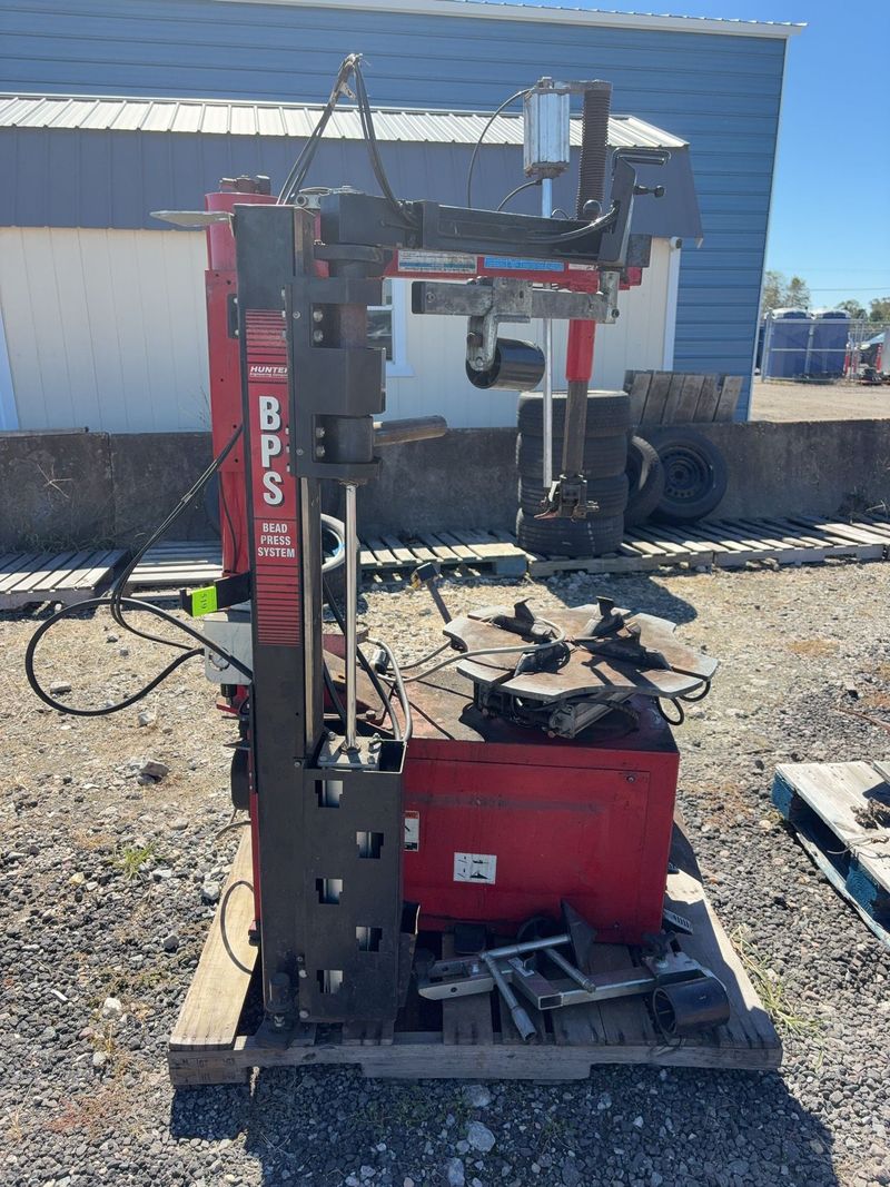 Tire Changer Machine TCX535 by Hunter - Image 1