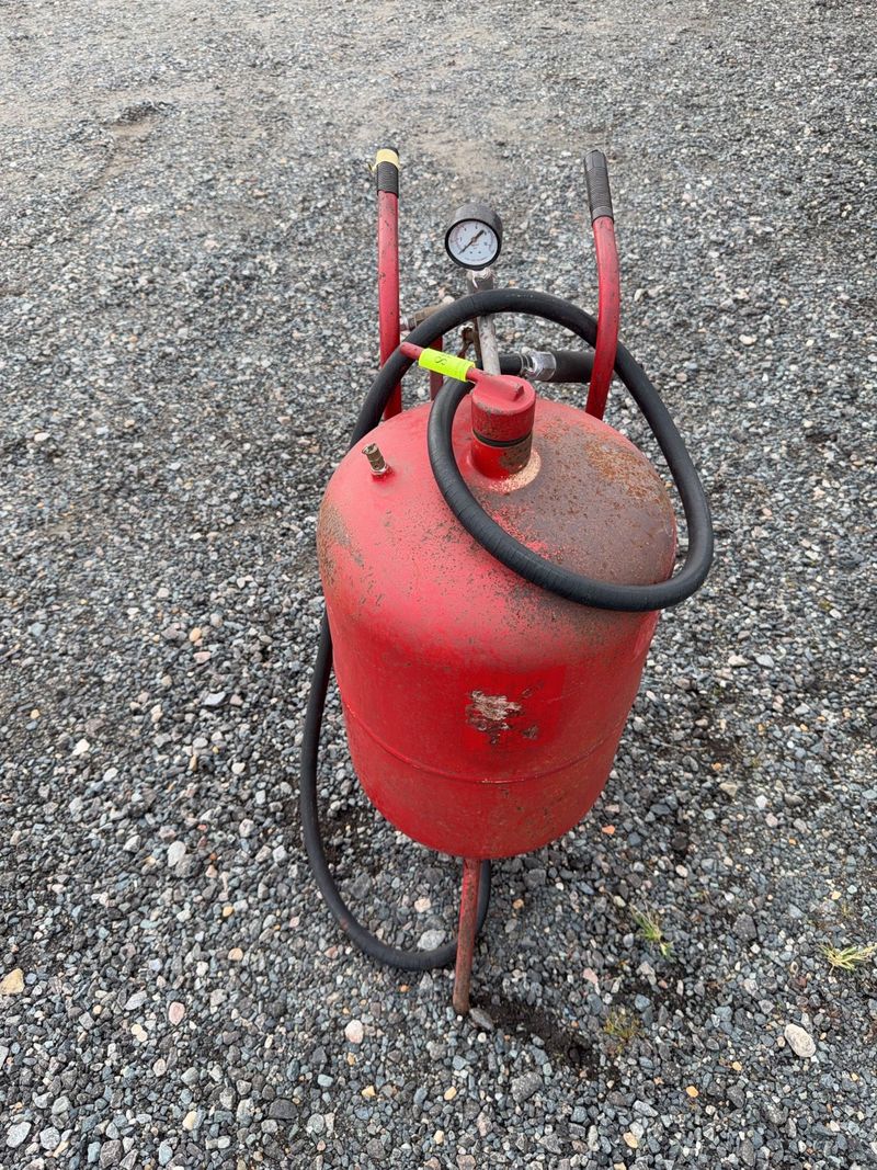 Red Portable sand blaster With Hose and Gauge - Image 1