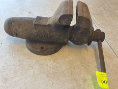 Wilton Chicago USA Bench Vise, 4 Inch Jaws - Image 1