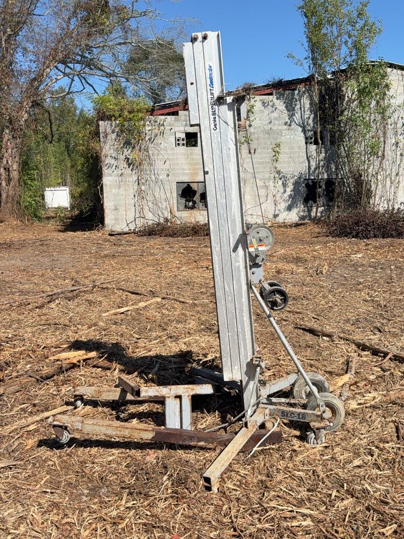 **Alternate Pickup Location and Date** Aluminum Portable Manual Man Lift SLC-18 - Image 1