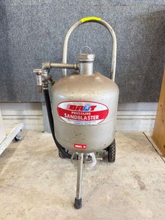 Portable Pressure Sandblaster with Gauge - Image 1