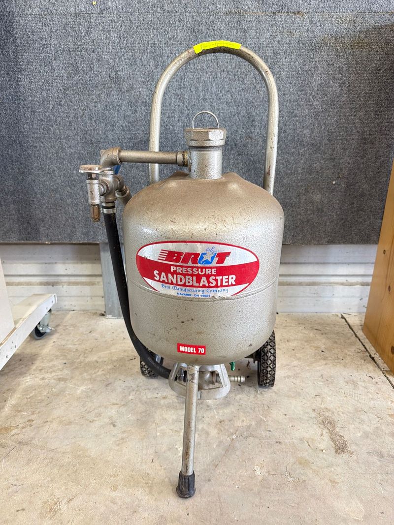 Portable Pressure Sandblaster with Gauge - Image 1