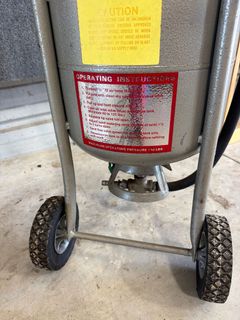 Portable Pressure Sandblaster with Gauge - Image 5