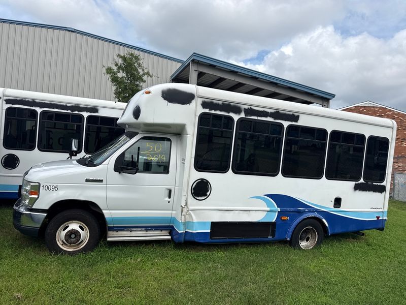 2020 Ford E-450 Starcraft Handicap Accessible Bus *Alternate Location* - Image 1