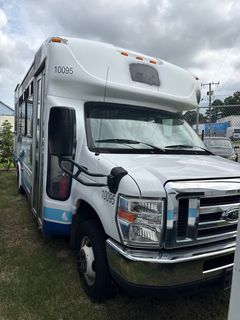 2020 Ford E-450 Starcraft Handicap Accessible Bus *Alternate Location* - Image 3