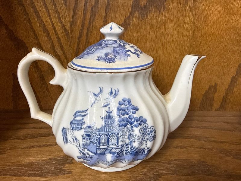 Robinson Design Group 1989 Blue Willow Porcelain Teapot Japan
