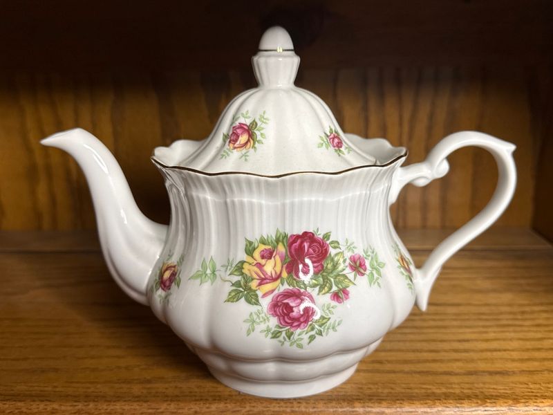 Crystal Clear English Rose Fine Porcelain Teapot with Lid Made in Poland