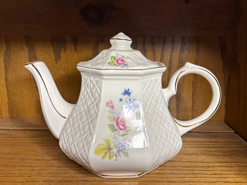 Sadler Windsor England Octagonal Floral Lattice Teapot Gold Trim
