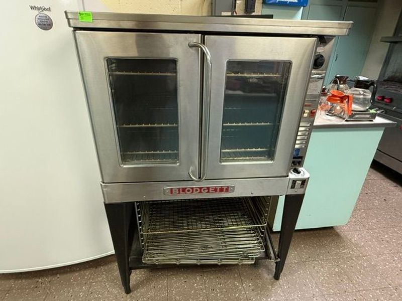 Blodgett E F 111 Commercial Oven On Base  - Image 1