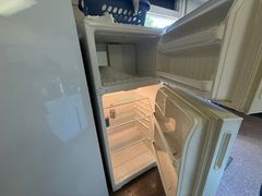 G E Hotpoint Refrigerator  - Image 4
