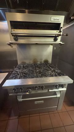Garland Commercial Range With Broiler - Image 3