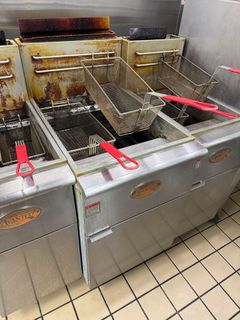 Avantco large 100 lb. Capacity Gas Fryer. - Image 2