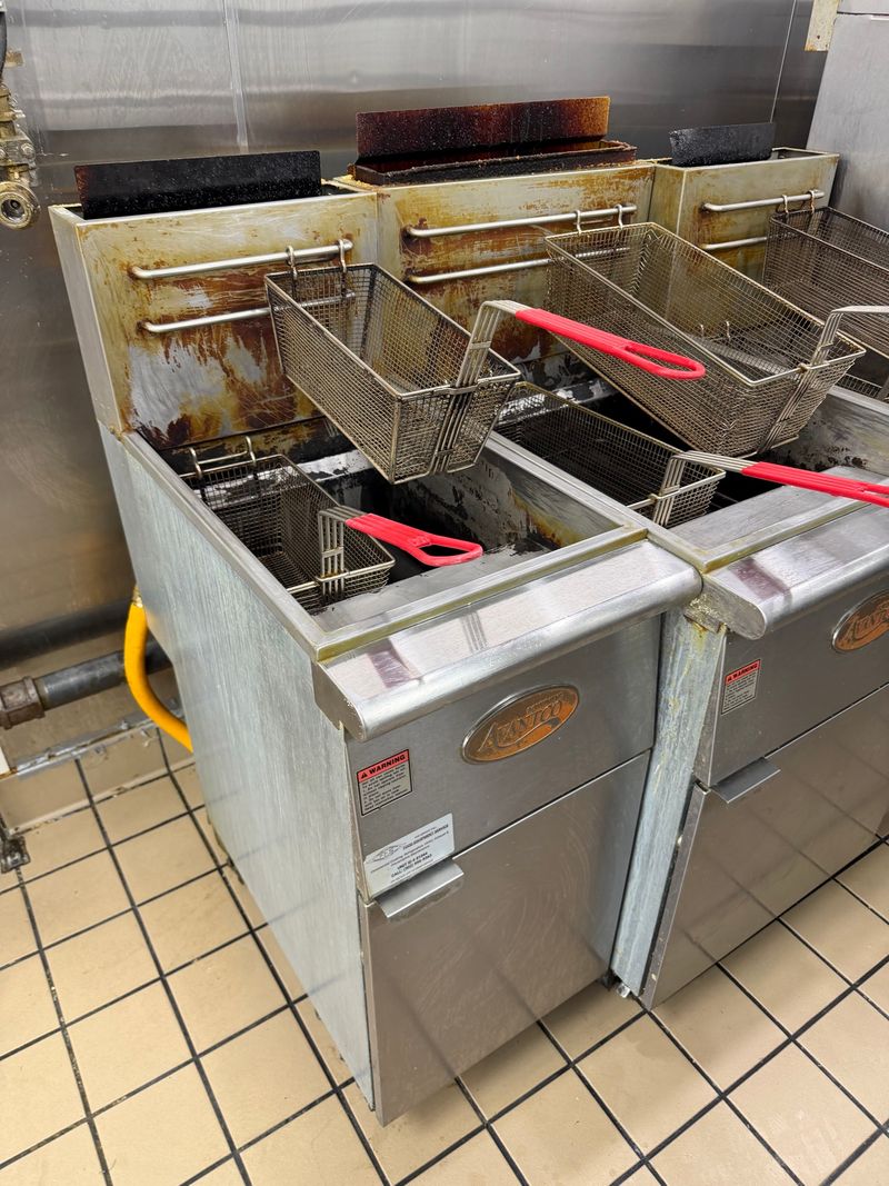 Avantco Commercial 50 lb. Deep Fryer with Baskets - Image 1