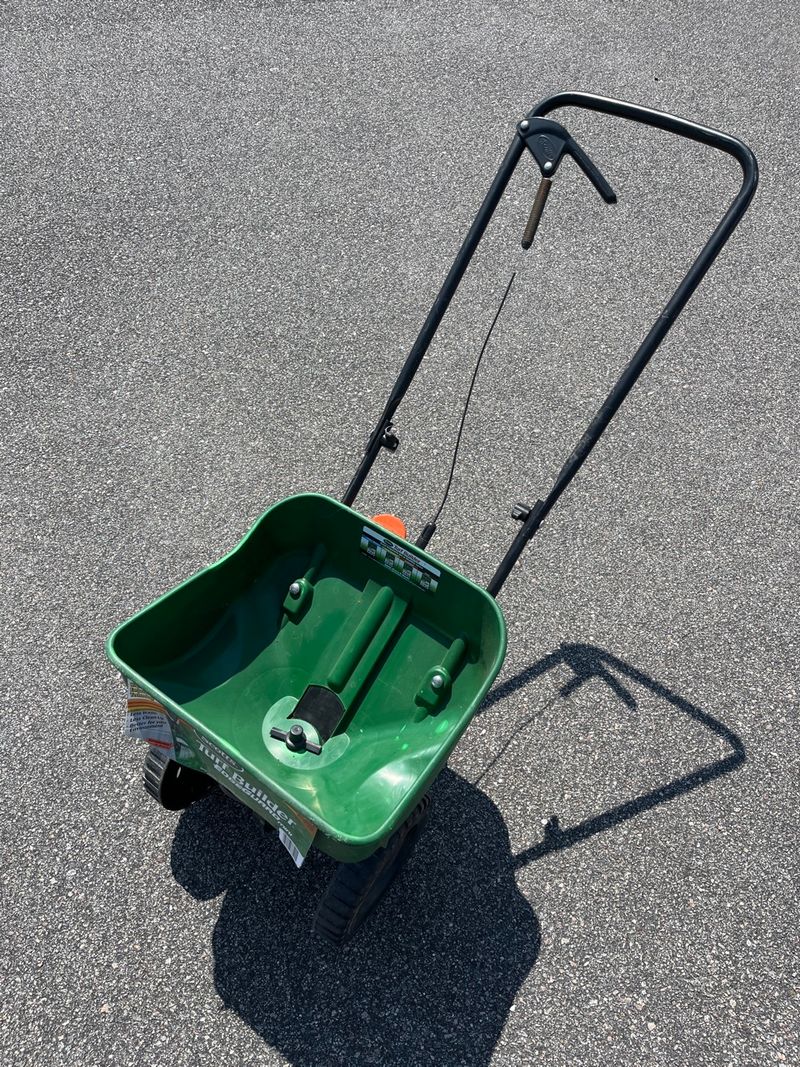 Turf seeder Scotts Edgeguard Mini - Image 1