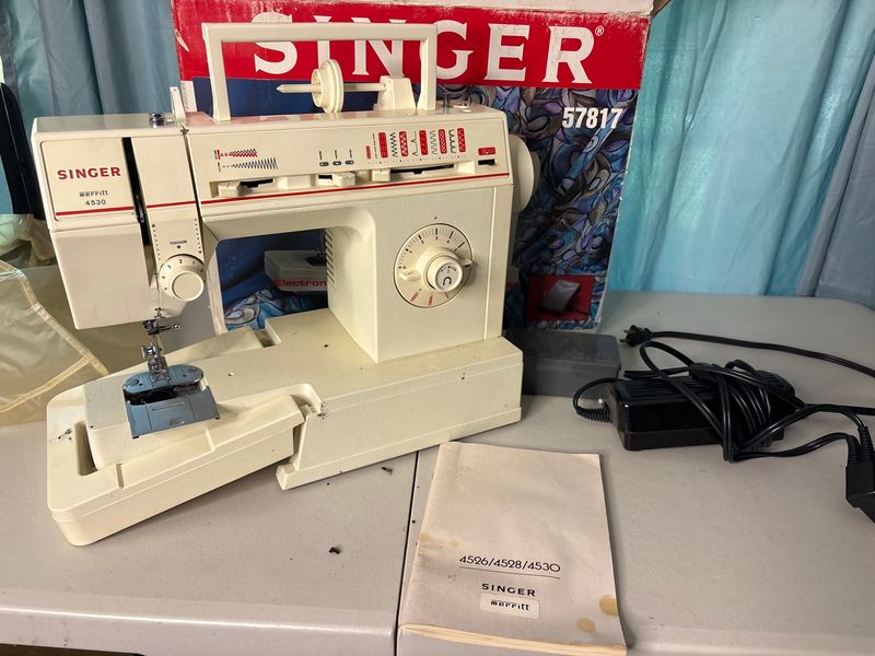 Singer Merritt 4530 Electric Sewing Machine Free Arm With Foot Pedal Box - Image 1