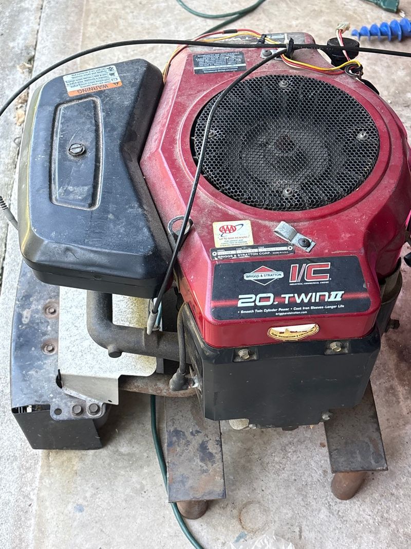 Briggs & Stratton 20 HP Twin II Riding Mower Engine - Image 1