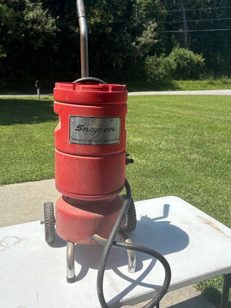 Snap-on Abrasive Blast Cleaning And Finishing System Sand Blaster Pot - Image 1
