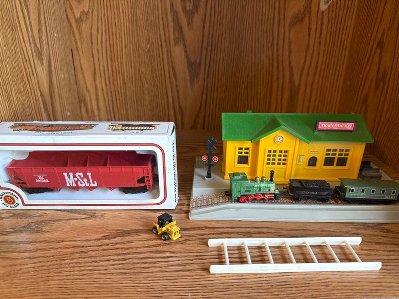 Bachmann HO Scale Minneapolis & St. Louis Quad Hopper and Train Station - Image 1