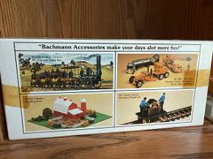 Bachmann HO Scale Minneapolis & St. Louis Quad Hopper and Train Station - Image 3
