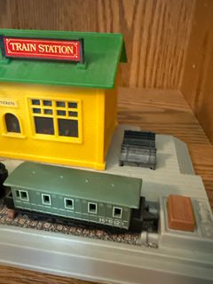 Bachmann HO Scale Minneapolis & St. Louis Quad Hopper and Train Station - Image 5