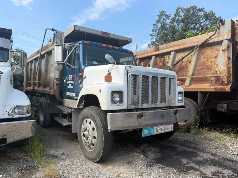 1999 International 2574 Dump Truck - Image 1