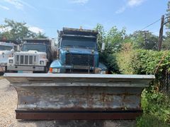 2000 International 4900 Dump Truck with Plow - Image 2