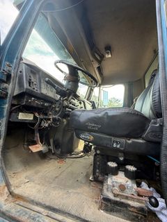 2000 International 4900 Dump Truck with Plow - Image 13