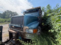 2000 International 4900 Dump Truck with Plow - Image 3