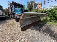 2000 International 4900 Dump Truck with Plow - Image 4