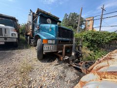 2000 International 4900 Dump Truck with Plow - Image 5