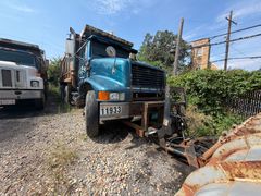 2000 International 4900 Dump Truck with Plow - Image 6
