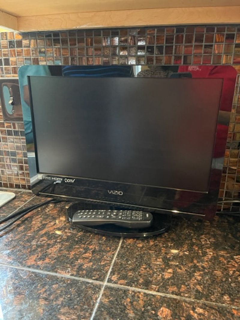 Vizio 19 Inch Television Hdtv With Remote Works Lot 205 0689