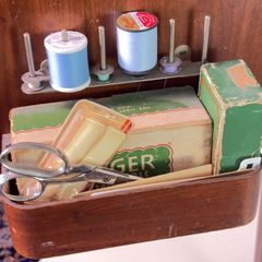 Singer AE510061 Sewing Machine with Cabinet - Image 4